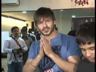 Vivek Oberoi Interacts With Autistic Children - Bollywood News