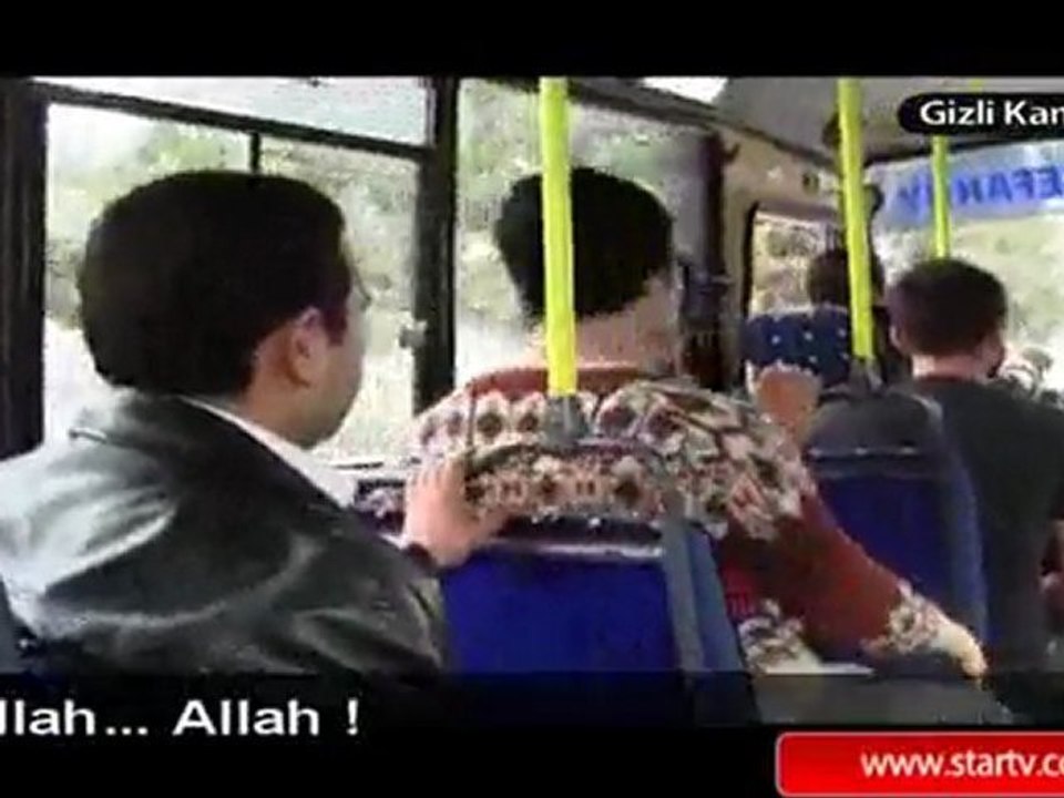 Hayrettin ve Ulvi Minibüste Vampir Şakası 1