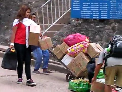 Bagagistes a Huay Xai au Laos