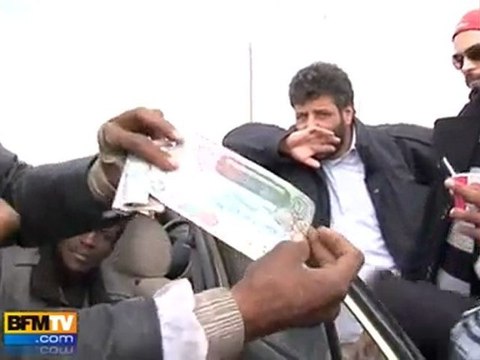 Un soldat de Kadhafi fait prisonnier par les insurgés