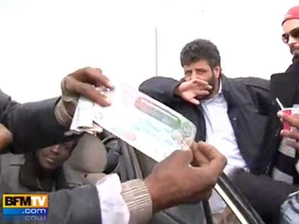 Un soldat de Kadhafi fait prisonnier par les insurgés