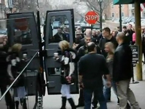 Sheen's first live show receives negative feedback