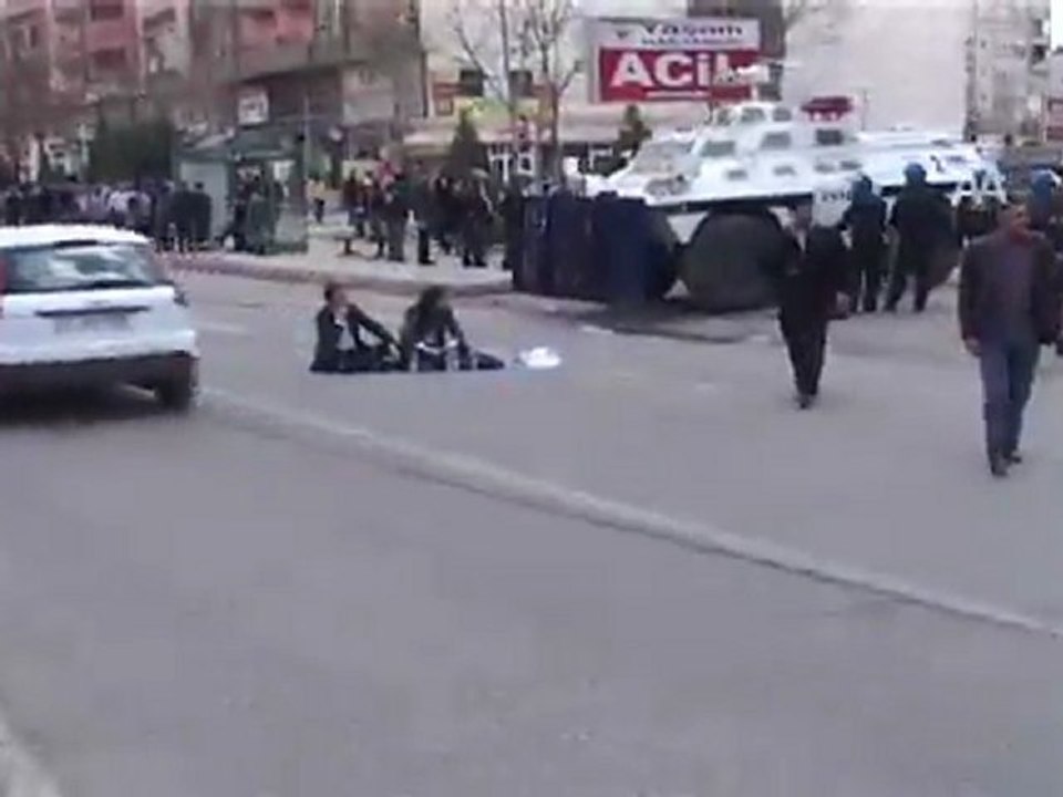 TRAFİĞE AÇIK YOLDA OTURMA EYLEMİ