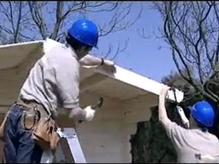 Montaje de una caseta de jardín hecha en madera
