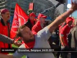 Télécharger la video: Thousands protest outside EU Brussels summit - no comment