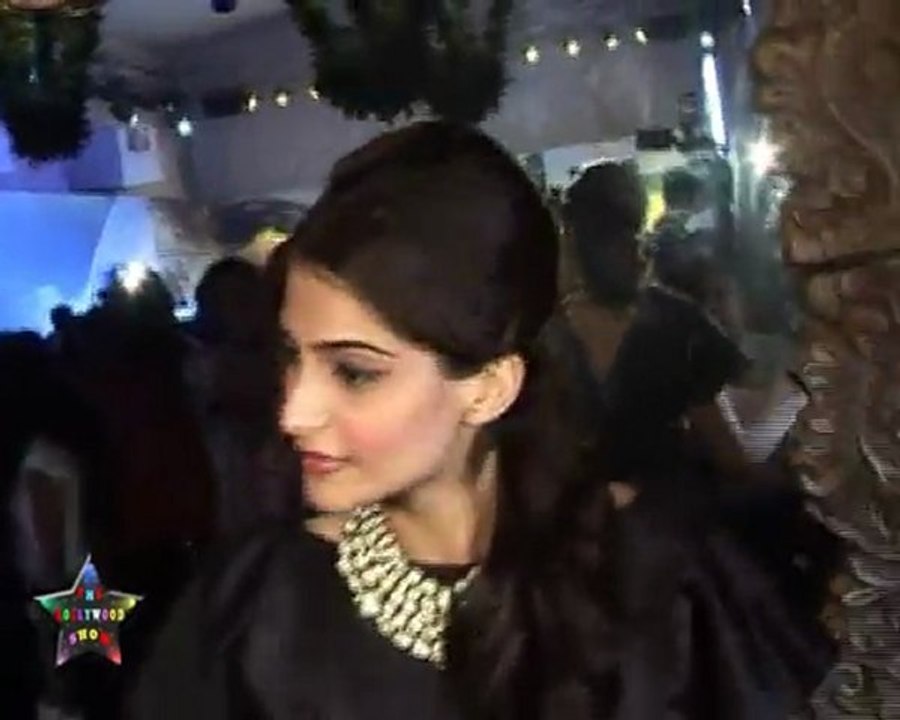 Sexy Sonam Kapoor At HDIL Couture Week