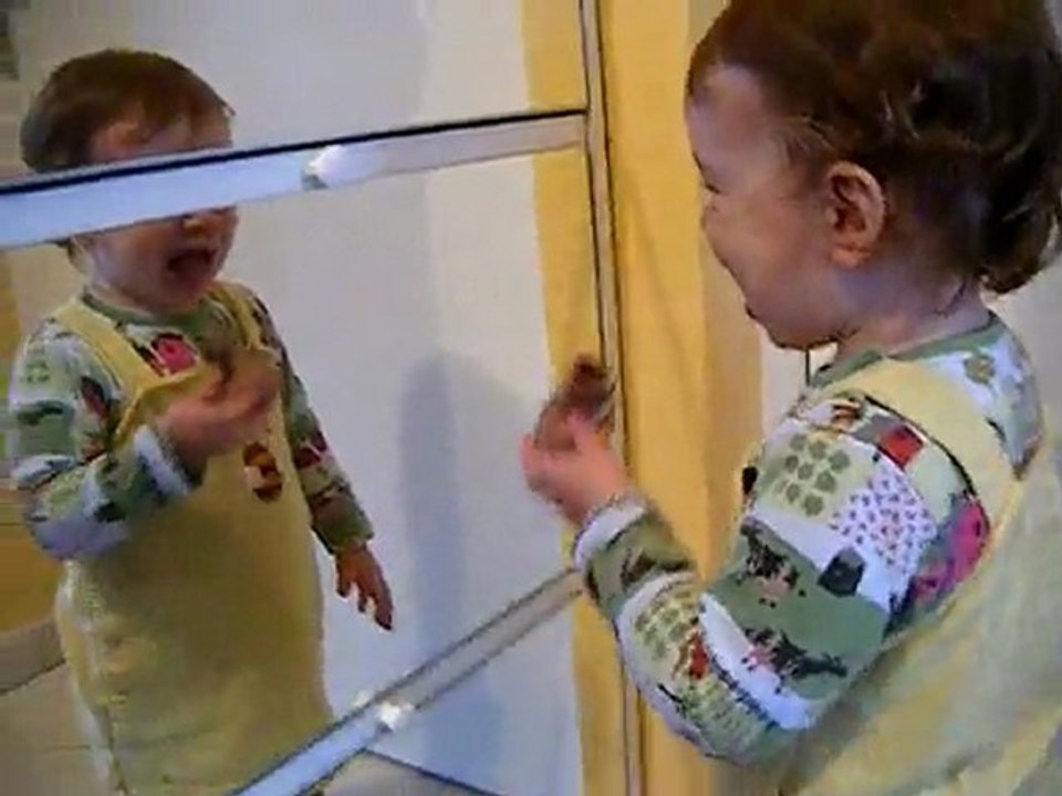 Camille mange du chocolat