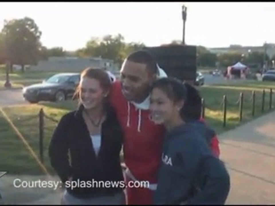 Chris Brown gets CLOSER to Rihanna !