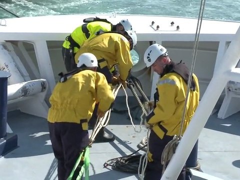 Exercice de remorquage en rade de brest: mars 2001