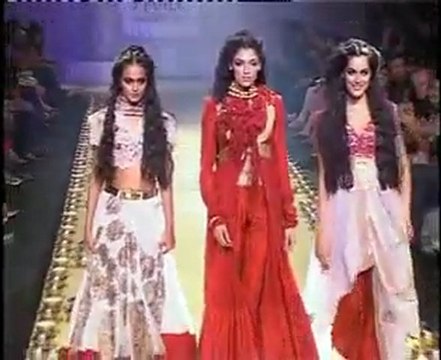 Sonam Kapoor at the Grand Finale of the Lakme Fashion Week