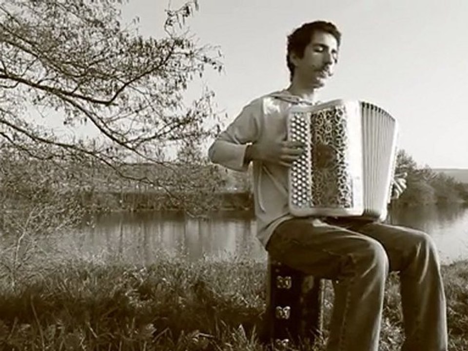 Georges Brassens - Les oiseaux de passage (Reuh Mie à l'accordéon)