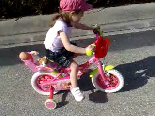 Emy qui fait du vélo