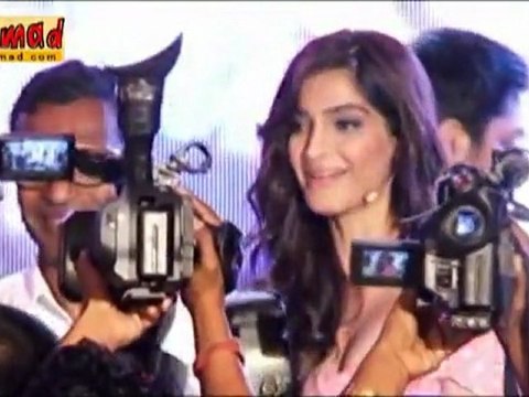 Sonam Kapoor locks lips with Abhay Deol