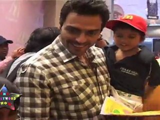 Arjun Rampal Teases Ronald In Public place