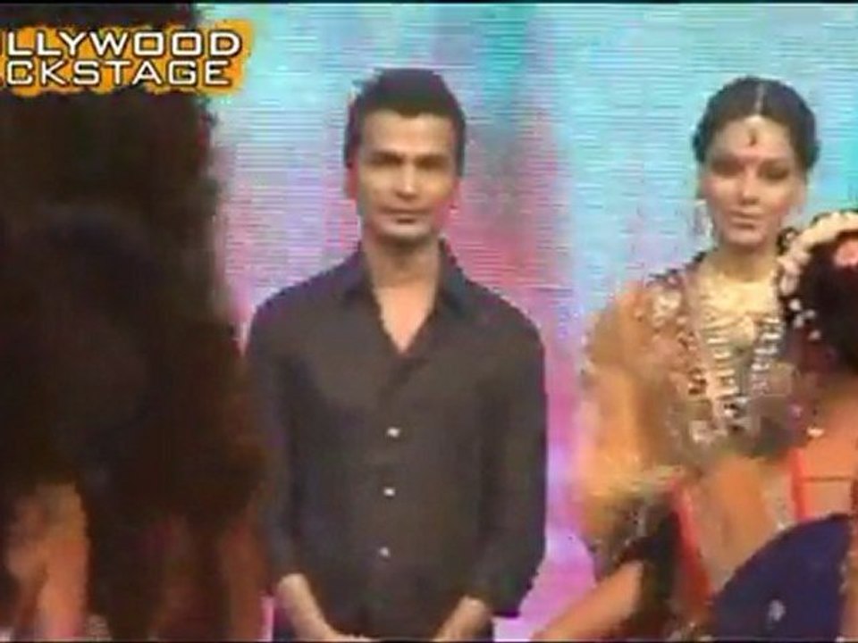 Hot Bipasha and Neha Sizzle On Bollywood Night