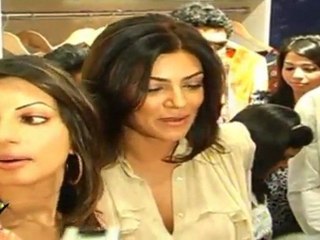 Hot Sushmita Sen's Cleavage Show