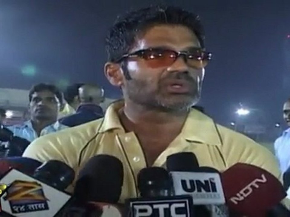 Sunil Shetty Plays For Old Age Home