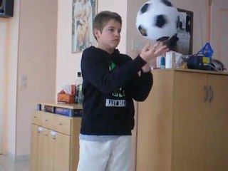 je fais tourner un ballon sur mon doigt