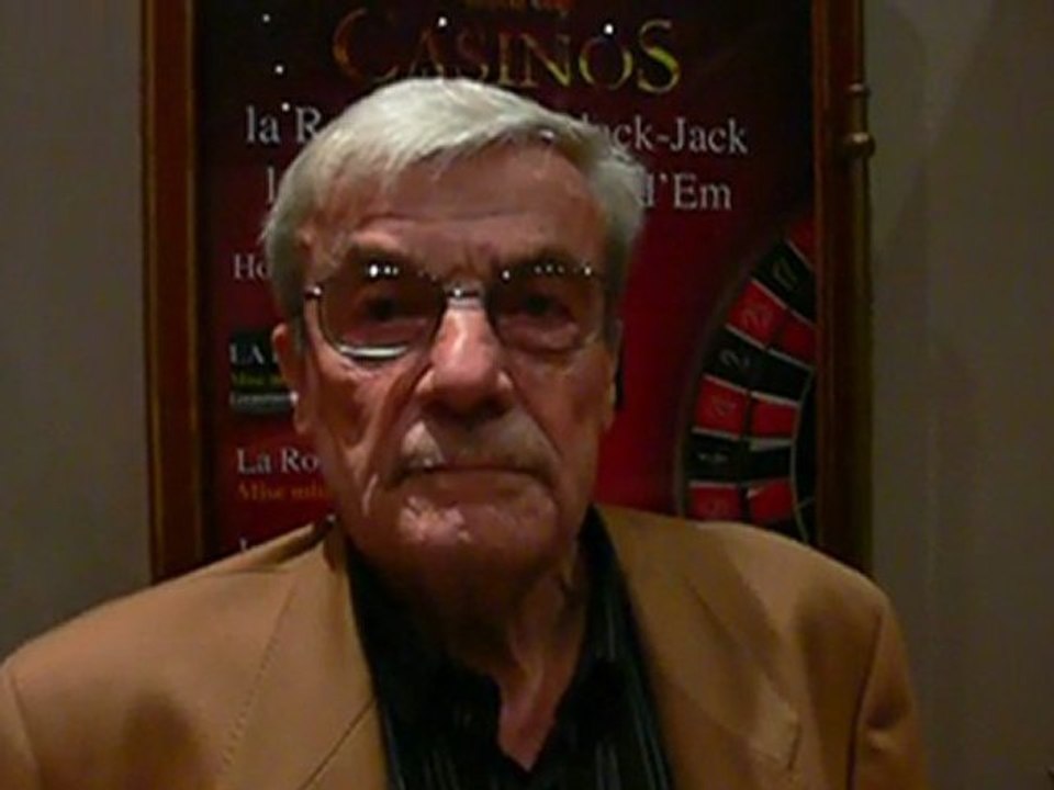 Yves Caignard reçoit la médaille de la jeunesse et des sports au casino de Roscoff