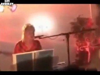 Un DJ malchanceux avale son micro - Incroyable !!