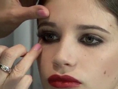 How To Apply False Eyelashes