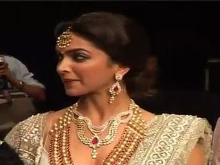 Very Hot Deepika Padukone Walks The Ramp At IIJW 2010