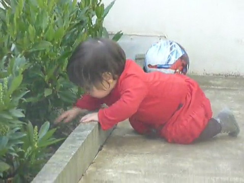 200311 Elya joue au ballon