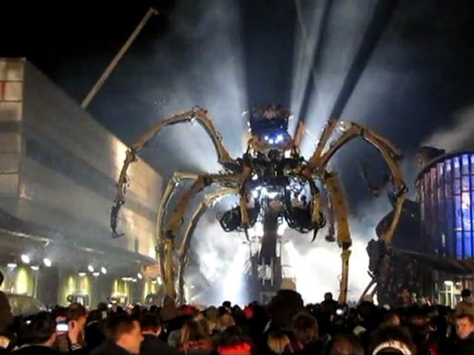 Les dernières vibrations de l' araignée Kumo - ni ( l' invitée ) - La Machine @ Le Channel - Calais - Libertés de Séjour