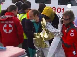 Llegan a las costas italianas los primeros inmigrantes...