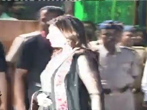 Farah Khan Avoids Shahrukh Khan At 56th Filmfare Awards Night 2011