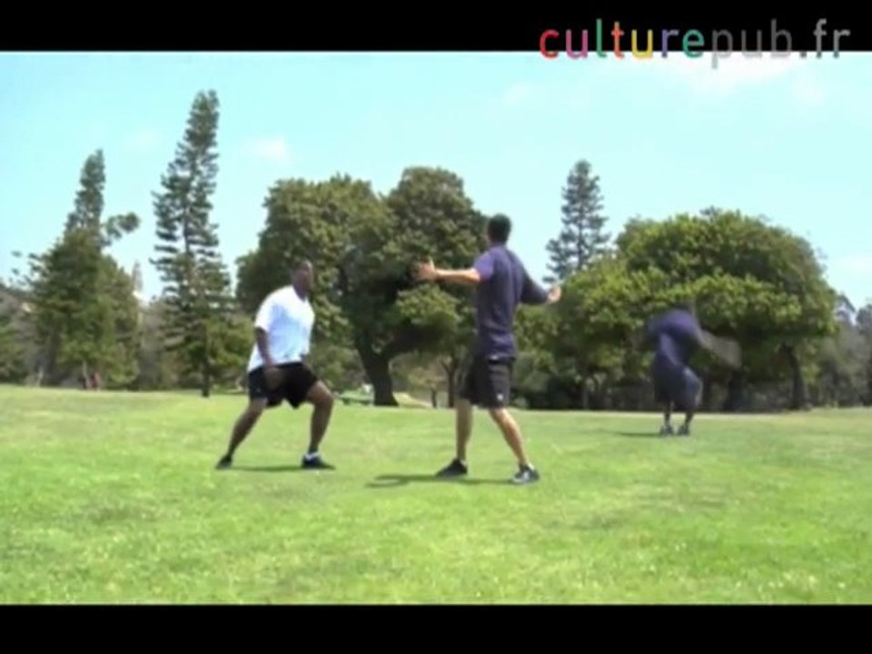 NFL star Darren Sproles walks on heads !