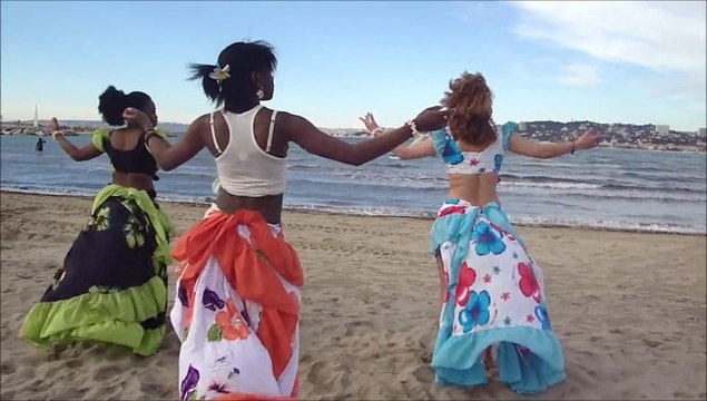 Un séga avec les sistas créoles sur une plage de Marseille