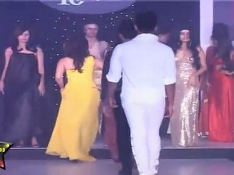 Very Hot babe Sonal Chouhan Walks On Ramp