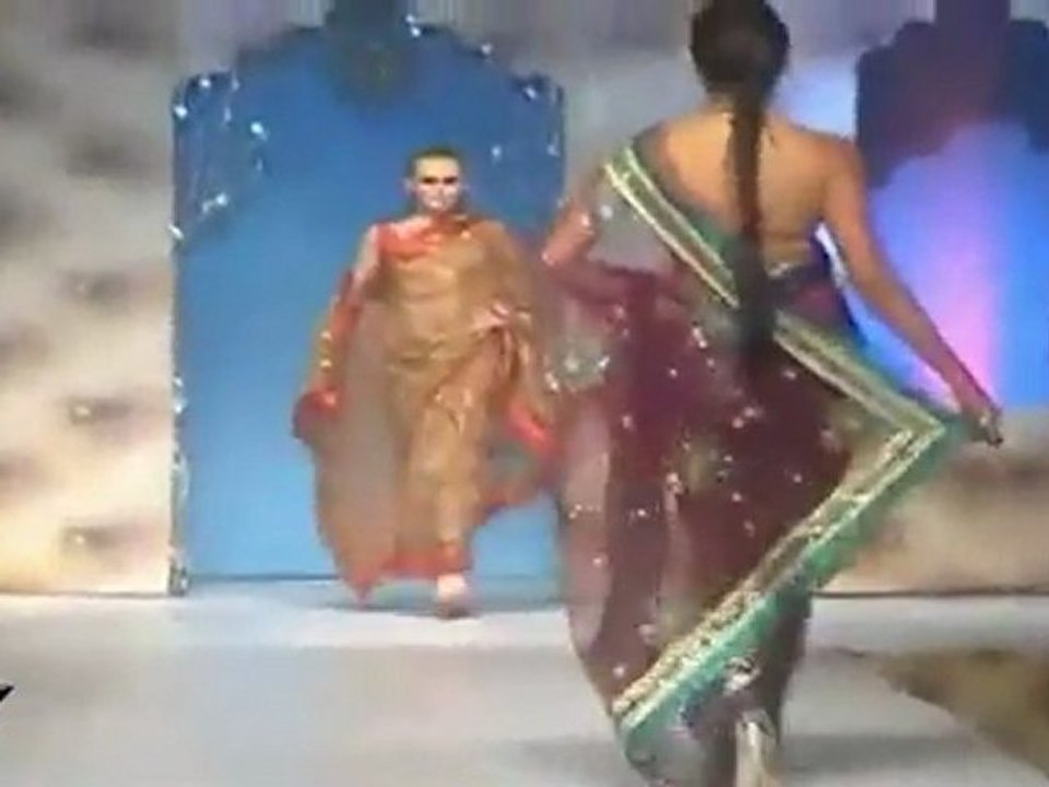 Sexy Babes Flaunts Her Body At 'Art Sania 2011' Umair Zafar's Collection