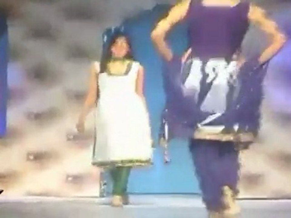 Very Hot Babes Flaunts Her Body At Umair Zafar's Collection