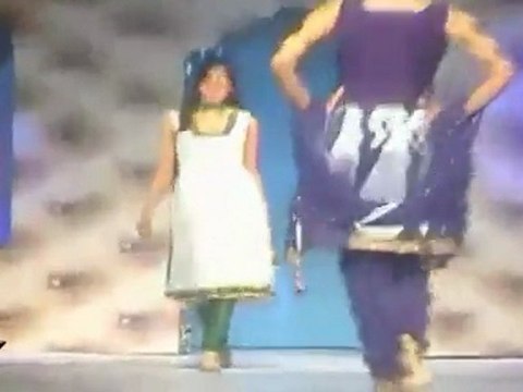 Very Hot Babes Flaunts Her Body At Umair Zafar's Collection