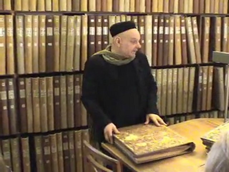 La bibliothèque des Arts Décoratifs racontée par Alin Avila