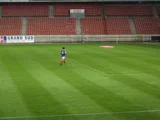 Il joue seul devant 1 000 personnes