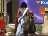 Very Hot Babe In Indian Princess Fashion Show 2011