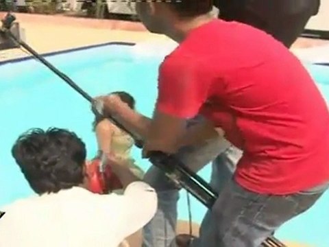 Hot Gauhar Khan Poses Bare Body In A Swimming Pool