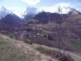 Montée du col d'Azet avec vu sur le village de Azet et Saint Lary plus bas (vue sur le début de la montée du Pla d'Adet