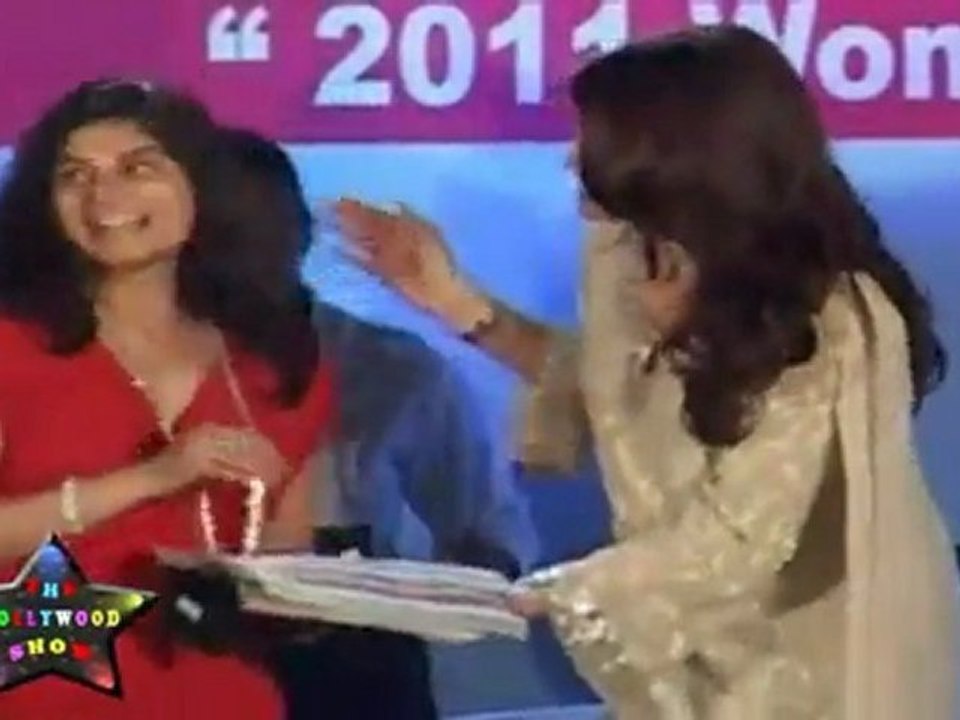 Elegant Aishwarya Rai At"Lavasa Women's Drive 2011 Awards Night"