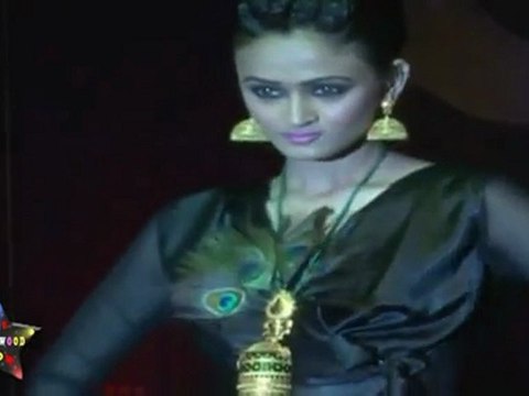 Hot Models Shows Her Sexy Back At Navinya Fusion Collection Fashion Show