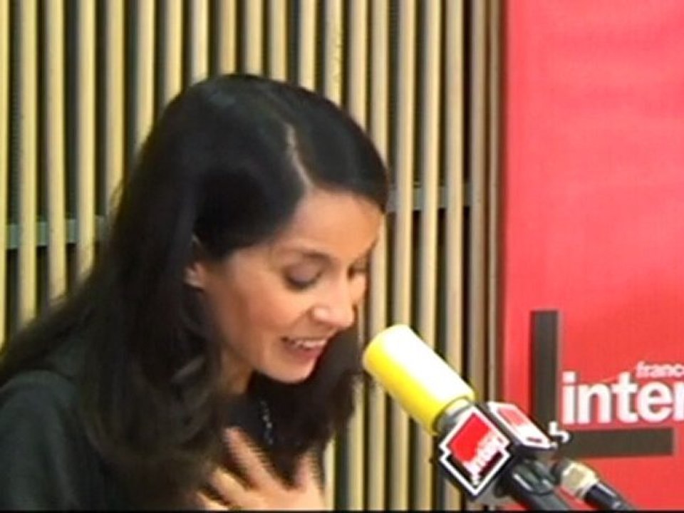 Guy Carlier l'a traitée de petite conne, Sophia Aram lui répond