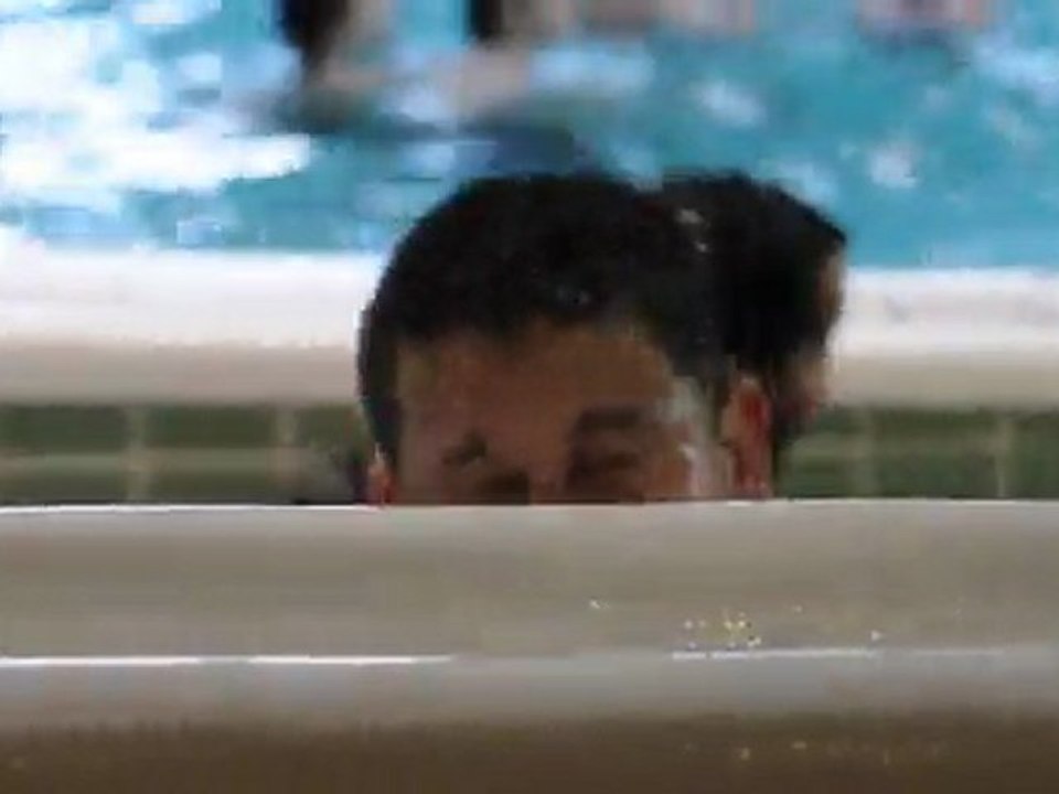 dans la piscine à vagues