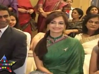 Hot & Beautiful Diya Mirza Looks Pretty in Saree