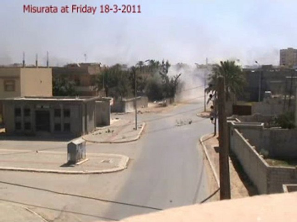 لقطات من القصف الذي تتعرض له مدينة مصراته يوم الجمعة 18 مارس 2011
