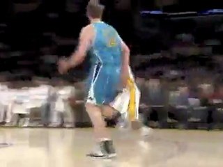 Ο ΜΠΡΑΟΥΝ ΑΛΛΑΖΕΙ ΧΕΡΙΑ ΣΤΟ ΚΑΡΦΩΜΑ