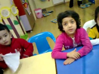 küçük mucit kerem annesine asistanlık yapıyor