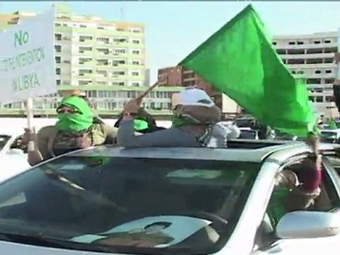 Tripoli: donné pour mort, le fils de Kadhafi apparaît en public